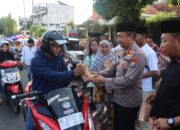 Polri Untuk Masyarakat, Polres Pamekasan Bagi-Bagi Takjil Gratis