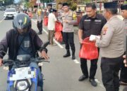 Kapolresta Mamuju Ajak Awak Media Bagikan Takjil Kepada Pengendara Jelang Buka Puasa