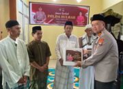 Safari Jumat Ramadhan, Kapolda Sulbar Berbagi Sembako dengan Jamaah Masjid Nurul Hikmah Simboro