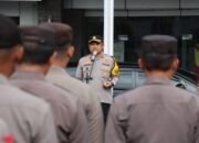 Polres Pamekasan Pasang Stiker Mudik Aman Keluarga Nyaman dan Hotline Layanan Polri Kepada Armada Bus Angkutan Mudik
