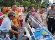 Ramadhan Penuh Berkah, Kapolres Pamekasan didampingi Ibu Ketua Bhayangkari Bagikan Bansos Kepada Tukang Becak dan Tukang Parkir