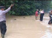 Luapan Air Sungai Penyebab Banjir Di Palengaan Daja, Kapolsek Palengaan Dan Anggota Gercep Ke Lokasi