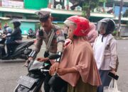 Bentuk Kepedulian, Disela-sela Kesibukan Pengaturan Anggota Satlantas Bantu Motor Warga Yang Mogok