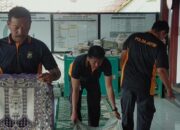 Bhakti Religi Jelang Hari Bhayangkara ke-79, Kapolsek Pagantenan Turun Langsung Bersih-bersih Masjid