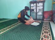 Disela Kesibukan, Kapolsek Pakong Bersama Anggota Bersih-Bersih Masjid Menyambut Hari Bhayangkara Ke-79