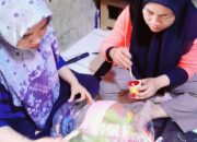 PKK RW 02 Kel. Sukapura Bangun Kreatifitas dengan Buat Pot Bunga dari Sampah Botol Air Mineral
