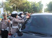 Aksi Simpatik Menyambut HUT RI ke-80, Polisi Bagikan Bendera Merah Putih Kepada Pengendara di Pamekasan
