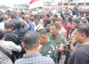 TNI Hadir Sebagai Penyejuk, Dandim 0209/LB Foto Bersama Mahasiswa di Tengah Aksi Damai