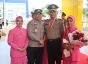 Suasana Haru Menyelimuti Mapolres Pamekasan, Tradisi Pedang Pora Melepas 17 Personel Purna Bakti