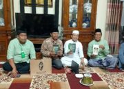 Momen Hangat di Marangkayu: Ketua Kelompok Tani Kampung Kopi Luwak Rindoni Beri Oleh-Oleh Khusus untuk Ustadz Das’ad Latif