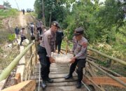 Wujud Nyata Kepedulian Polres Pamekasan, Bantu Perbaikan Jembatan di Desa Palengan Daya