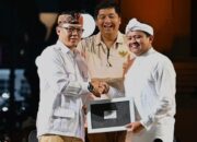 Sekjen Sugiono Resmi Berikan KTA untuk Bupati Sumedang Dony Ahmad yang Gabung Gerindra