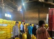 Personel Polsek Aralle Kawal Pengiriman 2,8 Ton Jagung Petani ke Bulog Polewali Mandar
