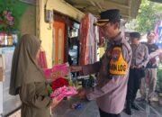 Bulan Suci Ramadan, Polres Pamekasan Bagikan Sembako Berupa Beras Kepada Warga