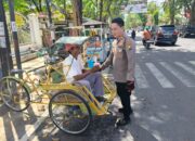 Wujud Kepedulian, Kapolsek Pademawu Bagikan Buah Segar kepada Penarik Becak