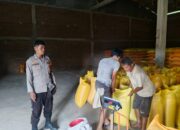 Bhabinkamtibmas Polsek Mamasa Kawal Pengiriman 1,25 Ton Jagung Petani ke Bulog Polewali Mandar
