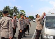 Semarak Kemerdekaan, Polres Pasangkayu Bagikan Bendera Merah Putih kepada Pengendara
