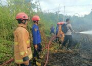 Kebakaran Lahan Melanda Lariang, Bhabinkamtibmas Pasangkayu Bersama Tim Gabungan Bergerak Cepat