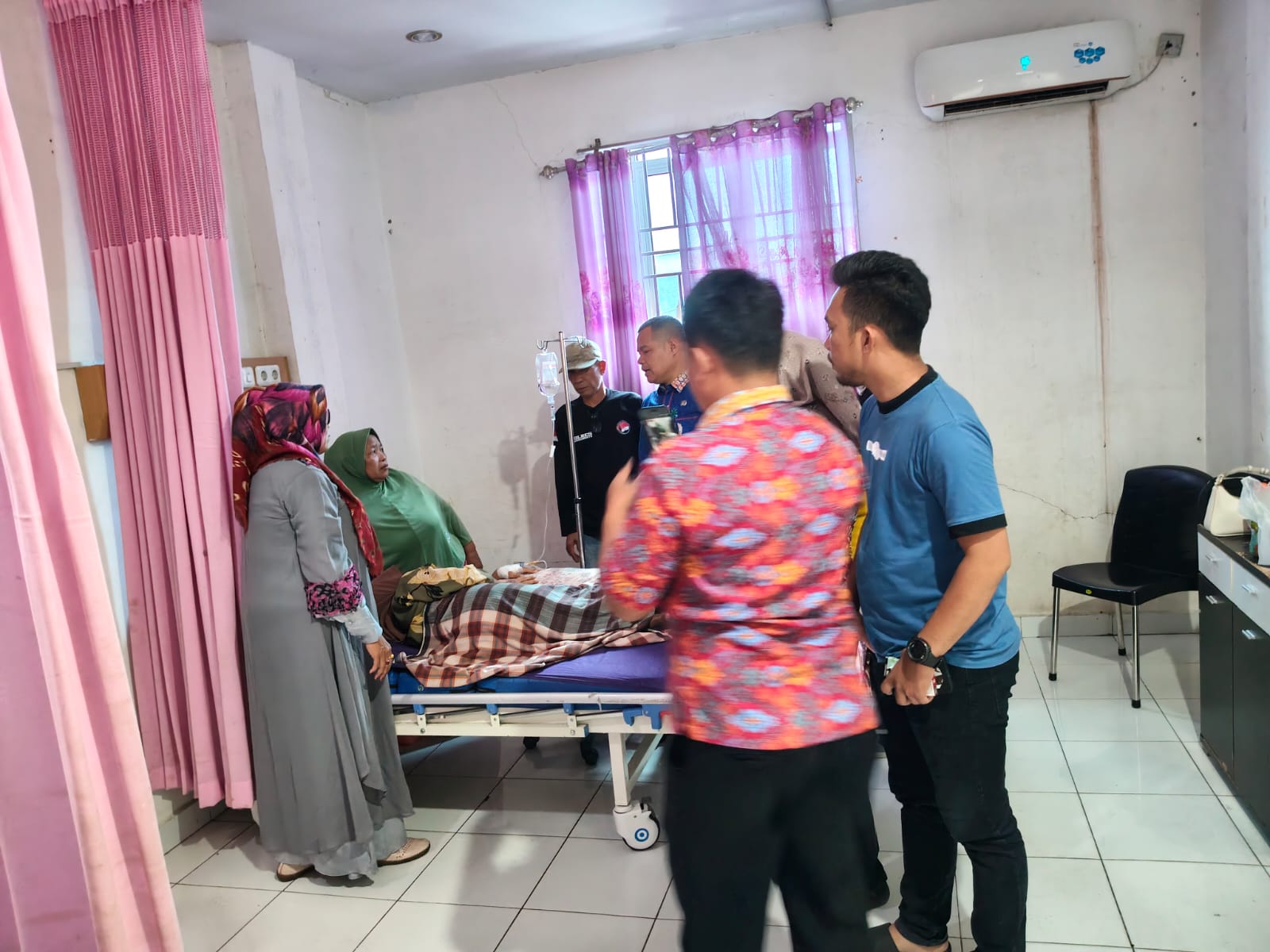 (Teksphoto: Camat Ransel atas perintah Bupati Labuhanbatu kunjungi warga yang sakit di RS Hartati (