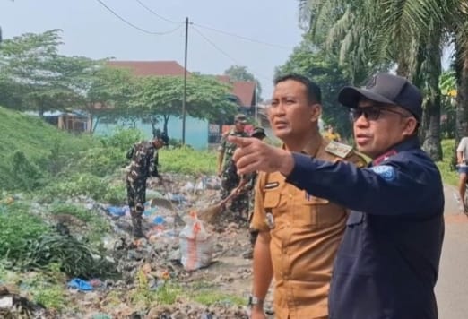 Teks photo: Kadis DLH Labuhanbatu tampak turun langsung dilokasi)