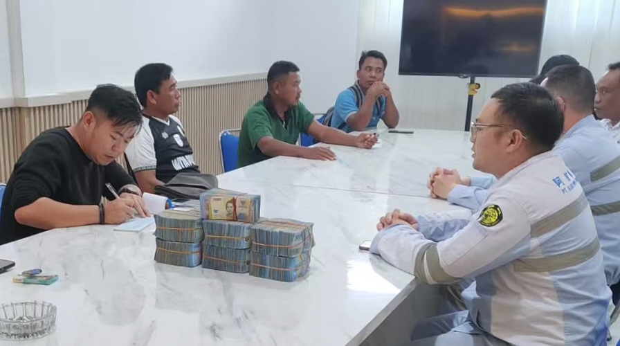 Suasana penyerahan kompensasi dari PT Alaska Dwipa Perdana kepada empat desa lingkar tambang, Selasa (22/9/2026). | Ext-ADP.