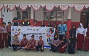 PT Mitra Sulawesi Bersama serahkan bantuan sumur bor kepada SDN Ungkaya. | Foto: MSB.