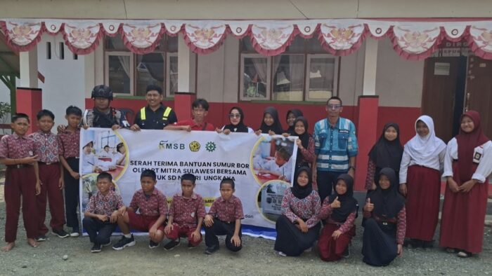 PT Mitra Sulawesi Bersama serahkan bantuan sumur bor kepada SDN Ungkaya. | Foto: MSB.