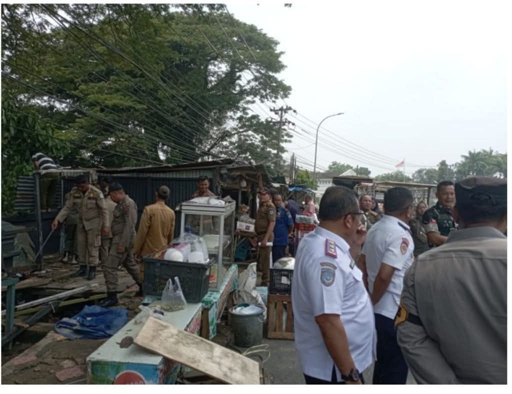 Satpol PP Labuhanbatu bersama Dishub bongkar paksa lapak PKL di Jalan WR Supratman