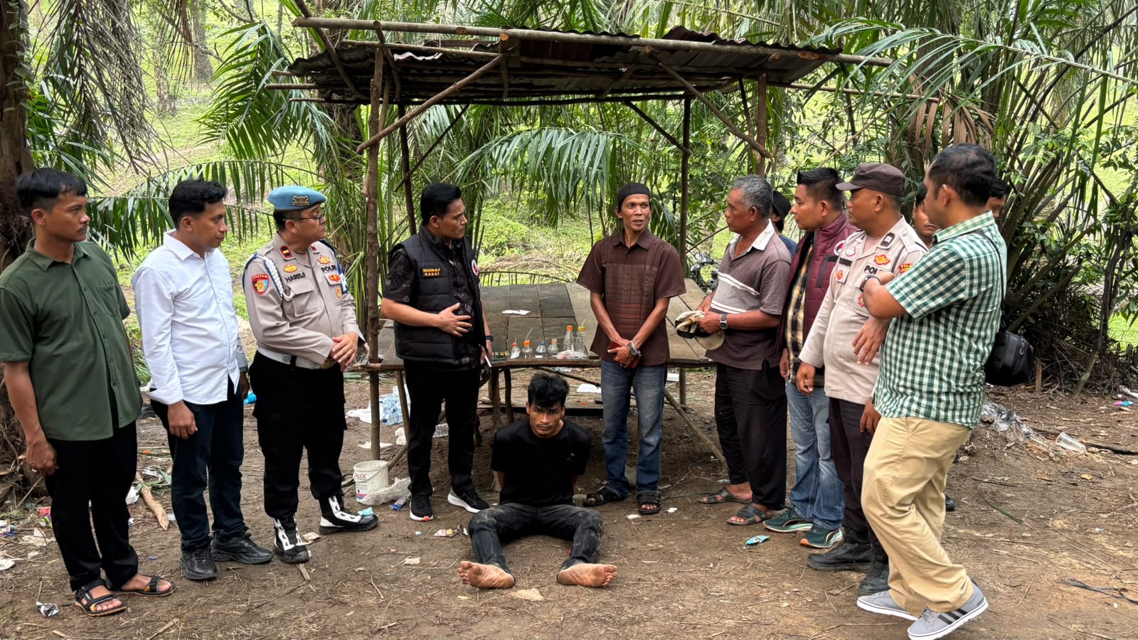 Satres Narkoba Polres Labusel meringkus pria insisal DHL saat operasi sarang narkoba di Simandiangin